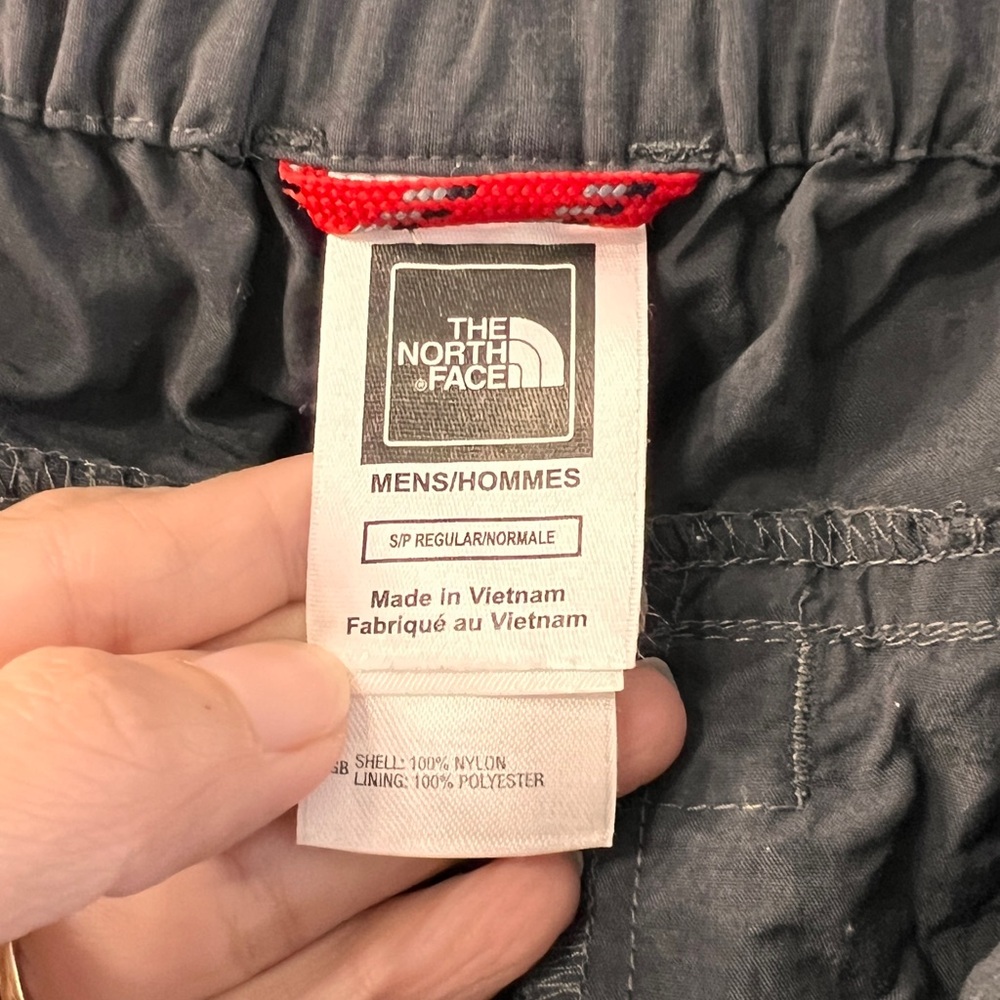 The North Face Men's Dark Gray Cargo Pants Zip- off Convertible Pants - Picture 7 of 13